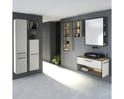 Moderní koupelna s umyvadlem, zrcadlem, umyvadlovou mísou a vysokými skříněmi pro uspořádanou a stylovou atmosféru.