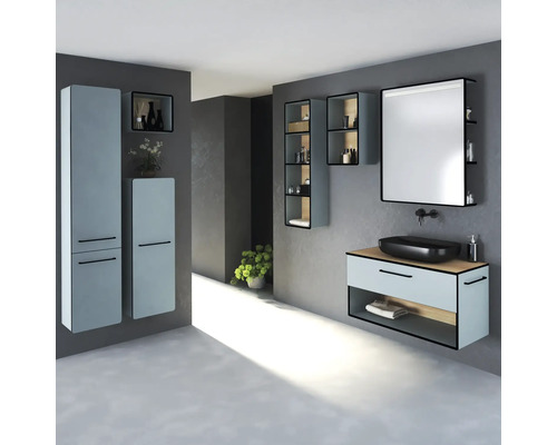 Moderní koupelna s umyvadlovou skříňkou, zrcadlovou skříňkou, závěsnými skříňkami a černým umyvadlem na desku.