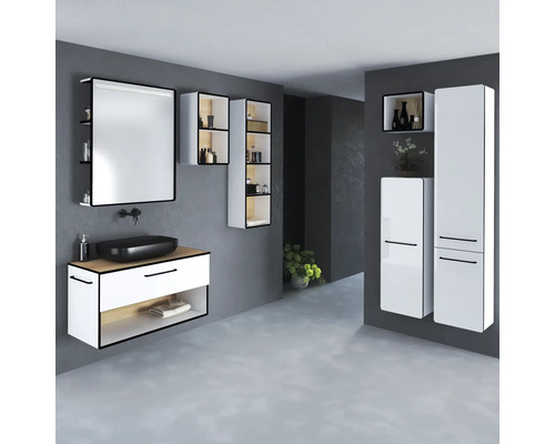 Moderní koupelna s umyvadlem, zrcadlem, závěsnými skříňkami a vysokými skříňkami v jasném a uspořádaném provedení