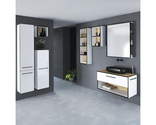 Moderní koupelna s umyvadlem, zrcadlem, vysokými skříněmi a nástěnnými policemi na koupelnové doplňky