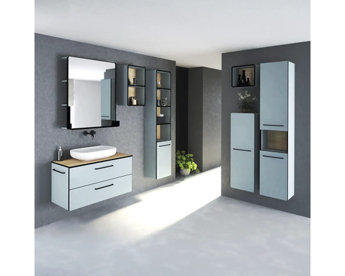 Koupelna s umyvadlem, zrcadlem, závěsnými skříňkami a policemi na koupelnové doplňky