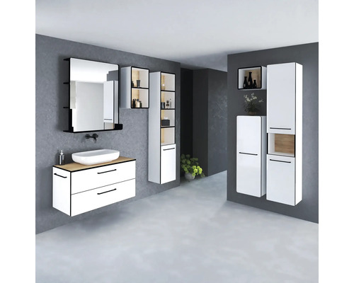 Moderní koupelna s umyvadlem, zrcadlem a vysokými skříňkami pro uložení