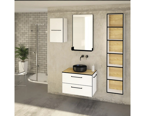 Koupelna s umyvadlem, zrcadlem, skříňkou pod umyvadlo, závěsnou skříňkou a regálem