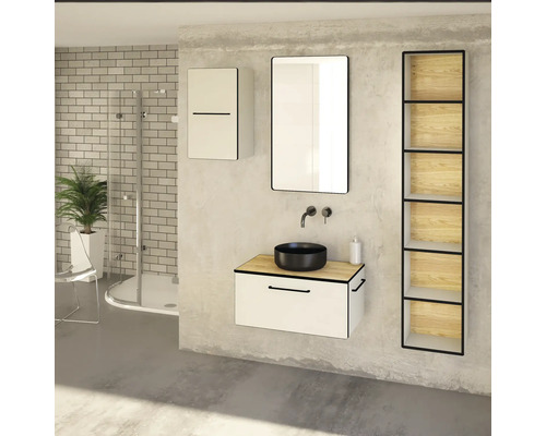 Koupelna s umyvadlem, zrcadlem, závěsnou skříňkou a regálem