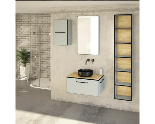 Koupelna s umyvadlem, zrcadlem, závěsnou skříňkou a regálem