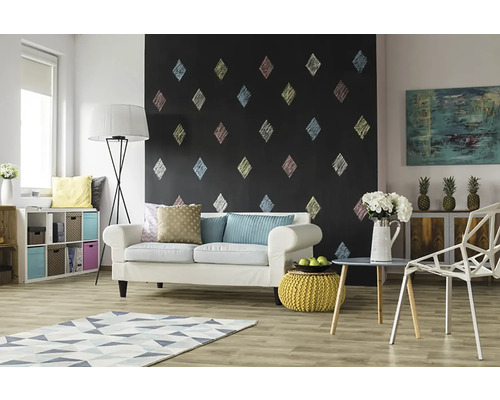 Obývací pokoj s pohovkou, kobercem a ozdobnou tabulovou stěnou