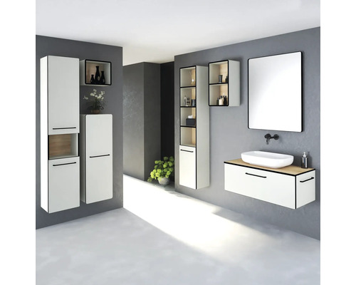 Moderní koupelna s umyvadlem, zrcadlem a bílým koupelnovým nábytkem