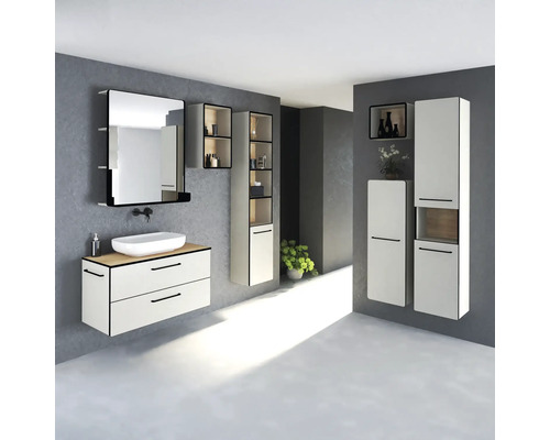 Moderní koupelna s umyvadlem, zrcadlem, vysokými skříněmi a policemi pro organizované prostředí