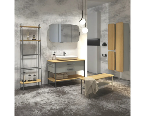 Moderní koupelna s umyvadlem, zrcadlovou skříňkou, regálem a lavicí