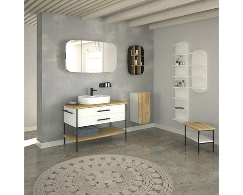 Koupelna s umyvadlem, zrcadlovou skříňkou, policemi a kulatým kobercem