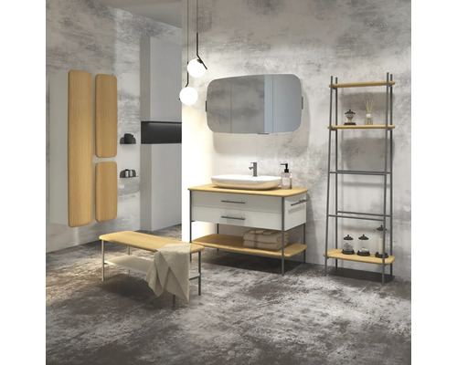 Moderní koupelna s umyvadlem, zrcadlem, regálem a lavicí