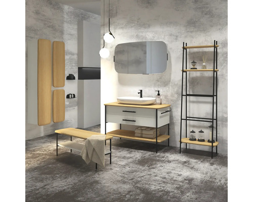 Koupelna s umyvadlem, zrcadlem, regálem, lavicí a závěsnými světly