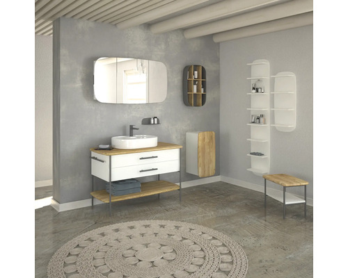 Koupelna s umyvadlem, zrcadlem, policemi a kulatým kobercem