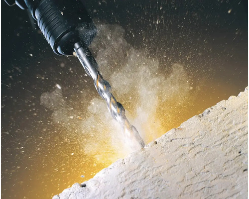 Vrtací stroj vrtá do betonu s tvorbou prachu