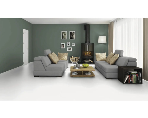 Obývací pokoj s šedými pohovkami, krbem a dřevěným stolem