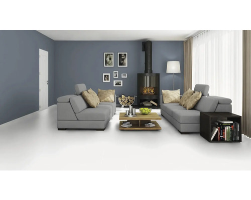 Obývací pokoj s šedými pohovkami, krbem a dřevěným stolem