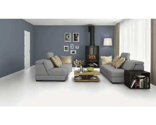 Světlý obývací pokoj s šedými pohovkami, krbem a dřevem