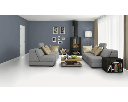 Moderní obývací pokoj s šedými pohovkami, krbem a dřevěným stolem