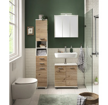 Světlá koupelna s umyvadlem, zrcadlovou skříňkou, vysokou skříňkou a toaletou