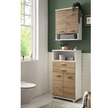 Koupelna s vysokou skříňkou a závěsnou skříňkou na koupelnové potřeby