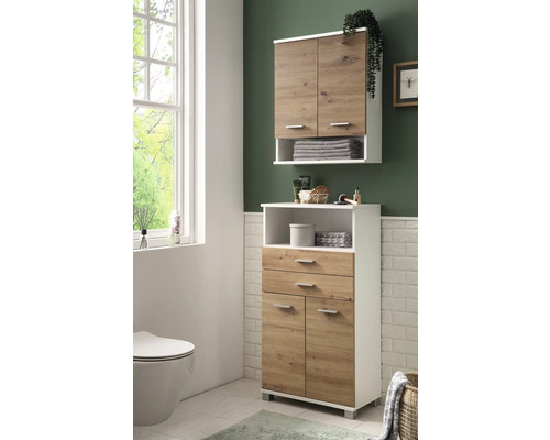 Koupelna s vysokou skříňkou a závěsnou skříňkou na koupelnové potřeby