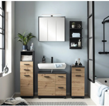 Moderní koupelna s umyvadlem, zrcadlovou skříňkou, vysokou skříní a nástěnnou policí