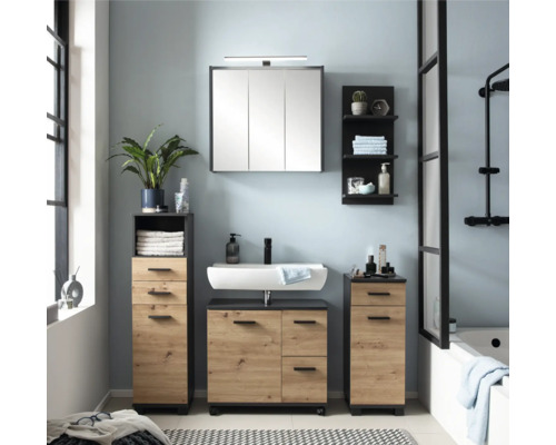 Moderní koupelna s umyvadlem, zrcadlovou skříňkou, vysokou skříní a nástěnnou policí