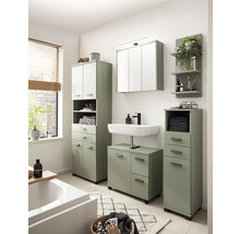 Koupelna s umyvadlem, zrcadlovou skříňkou, vysokou skříňkou a policemi ve světlém designu