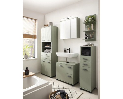 Koupelna s umyvadlem, zrcadlovou skříňkou, vysokou skříňkou a policemi ve světlém designu