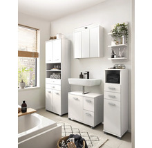 Světlá koupelna s umyvadlem, zrcadlovou skříňkou, vysokou skříňkou a spodní skříňkou