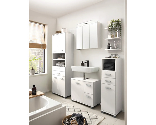 Světlá koupelna s umyvadlem, zrcadlovou skříňkou, vysokou skříňkou a spodní skříňkou