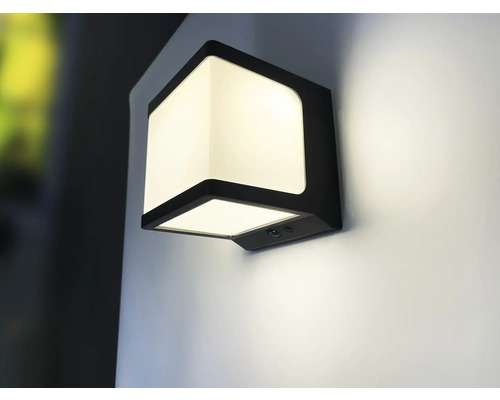 Svítící, černé nástěnné svítidlo