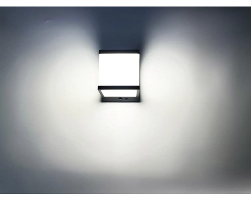 Nástěnné svítidlo z kovu se světlem