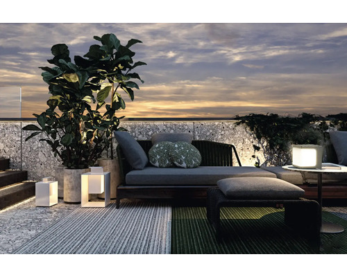 Terasa s posezením, rostlinami a dekorativním osvětlením pro útulnou atmosféru