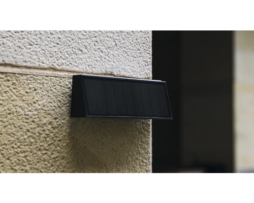 Solární lampa na stěnu