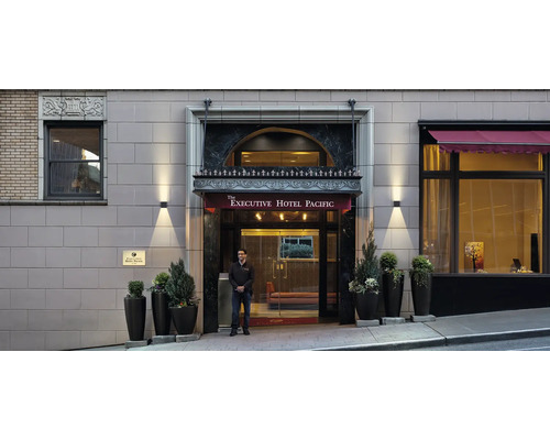 Vnější pohled na vchod do hotelu Executive Hotel Pacific s ochrankou