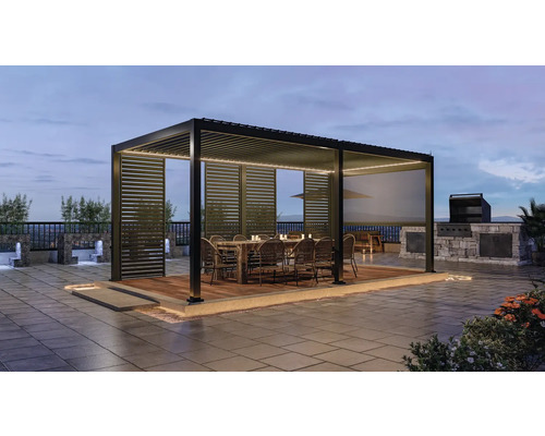 Pergola s lamelovou střechou, jídelní stůl a židle na terase s grilem a vodní hrou
