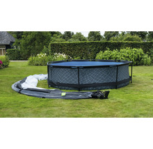 Montáž zahradního bazénu venku s bazénovou fólií na trávníku