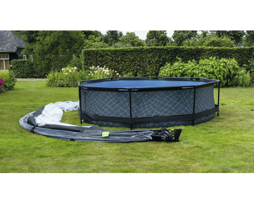 Montáž zahradního bazénu venku s bazénovou fólií na trávníku