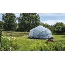 Venkovní vířivka s průhledným kopulovitým stanem v zahradě