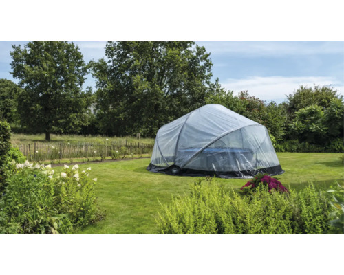 Venkovní vířivka s průhledným kopulovitým stanem v zahradě