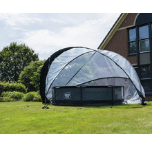 Kryt bazénu s průhledným zastřešovacím obloukem na trávníku