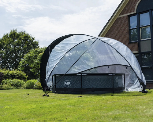 Kryt bazénu s průhledným zastřešovacím obloukem na trávníku