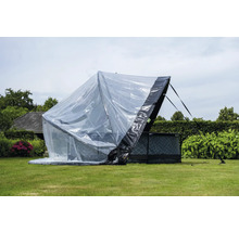 Bazén s průhledným krytem na zahradě