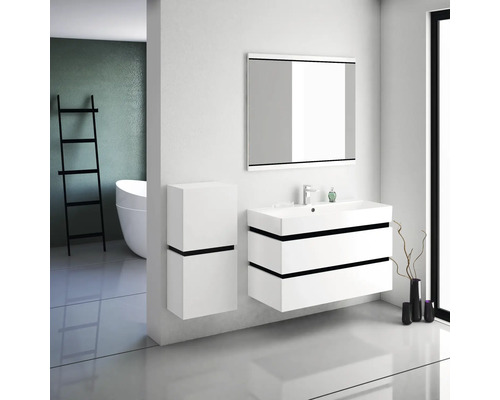 Moderní koupelna s bílým umyvadlem, zrcadlovou skříňkou a žebříkem na ručníky