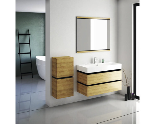 Koupelna s umyvadlem, zrcadlovou skříňkou a vysokou skříňkou ve vzhledu dřeva