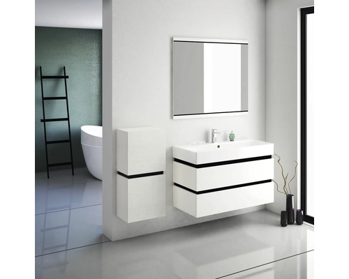 Moderní koupelna s umyvadlem, zrcadlem a vysokou skříní