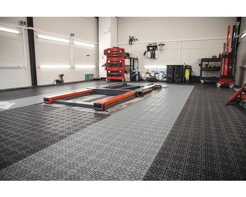 Dílna se zvedákem a podlahovými dlaždicemi
