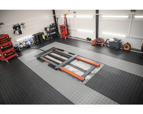 Dílna se zvedákem, vozíkem na nářadí a čisticími zařízeními na dlažební podlaze