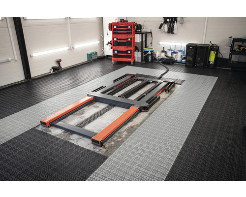 Dílna s podlahovými dlaždicemi a zvedákem